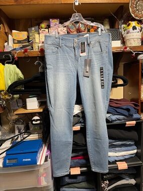 #217 size 20R torrid NWT premium Light Blue Stretch jeggings